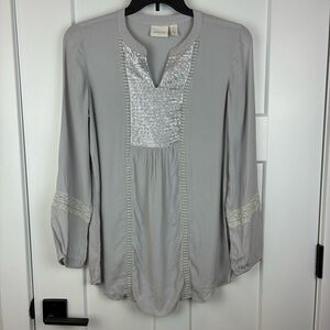 Chico's Women's Light Gray Sequin Accent Blouse Tunic Size 0 (US 4, small)  h